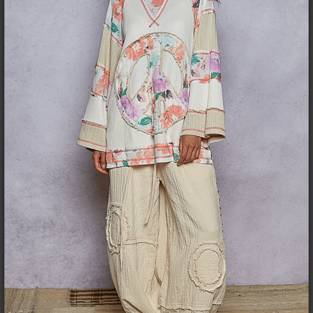 P668–(SHIPPED) POL Cream and Floral Peace Sweater Tunic - Picture 4 of 4